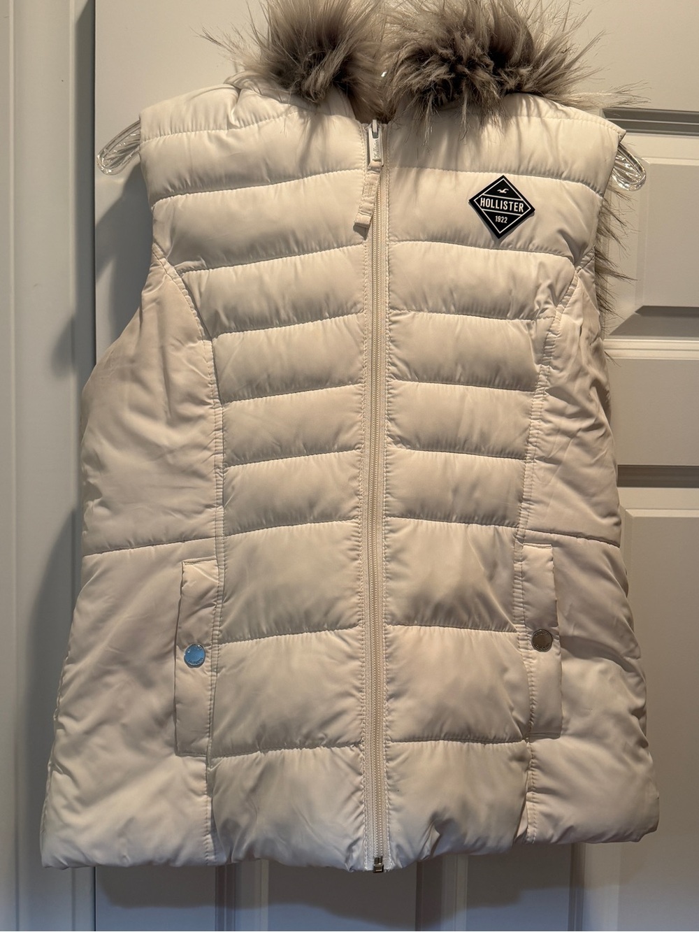 Hollister Women's Off-White Quilted Puffer Vest with Faux Fur Hood